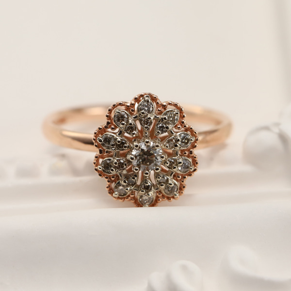 Oval Flower two-tone cognac s.v diamond ring